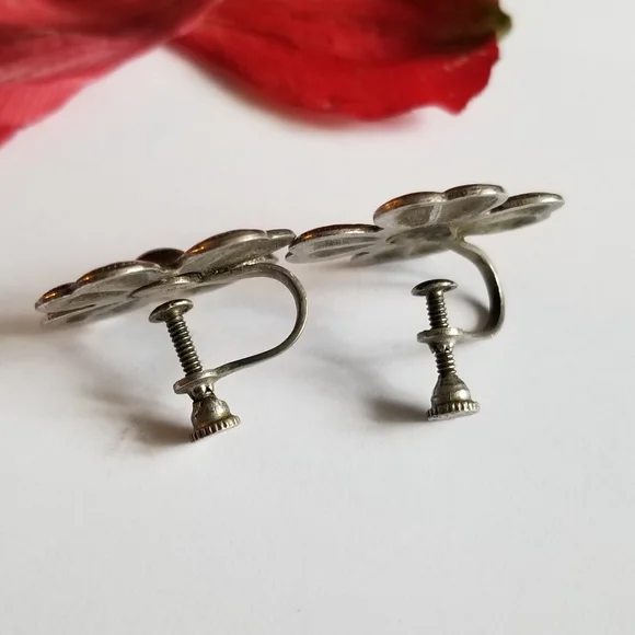 Relisted -Vintage four leaf clover screwback earrings silver tone metal - Picture 10 of 11